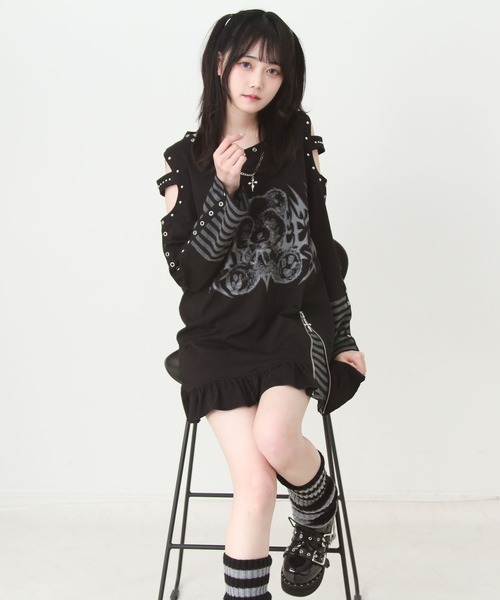 DearMyLove(ディアマイラブ)の「病みくまグラフィック十字架肩開きスタッズボーダーワンピース(ワンピース・レディース・ブラック/ホワイト・FREE)」の3枚目の写真