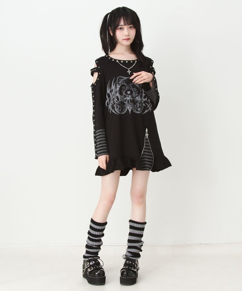 DearMyLove(ディアマイラブ)の「病みくまグラフィック十字架肩開きスタッズボーダーワンピース(ワンピース・レディース・ブラック/ホワイト・FREE)」の4枚目の写真
