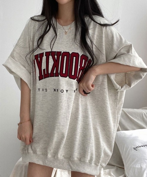 Flugge(フラッジー)の「オーバーサイズカレッジロゴT(Tシャツ/カットソー・レディース・ライトグレー・LARGE/MEDIUM)」の1枚目の写真