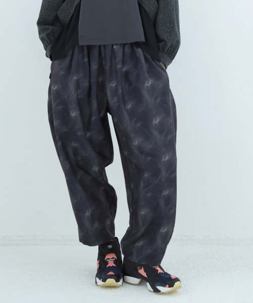 BEDSIDEDRAMA(ベットサイドドラマ)の「BEDSIDEDRAMA/ベッドサイドドラマ/Daydream Photo Wide Pants(その他パンツ・レディース・ブラック/グレー・2/1)」の2枚目の写真