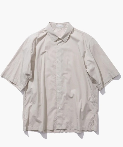 ATON(エイトン)の「ATON (エイトン) SHRINK COTTON LAWN | OVERSIZED HALF SLEEVE SHIRT(シャツ/ブラウス・メンズ・ベージュ/モスグリーン・4/6)」の2枚目の写真