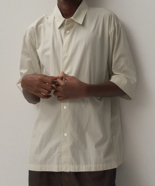 ATON(エイトン)の「ATON (エイトン) SHRINK COTTON LAWN | OVERSIZED HALF SLEEVE SHIRT(シャツ/ブラウス・メンズ・ベージュ/モスグリーン・4/6)」の3枚目の写真