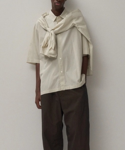 ATON(エイトン)の「ATON (エイトン) SHRINK COTTON LAWN | OVERSIZED HALF SLEEVE SHIRT(シャツ/ブラウス・メンズ・ベージュ/モスグリーン・4/6)」の4枚目の写真