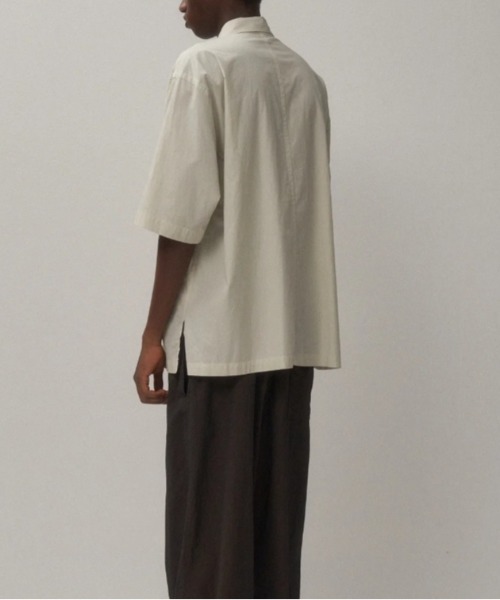 ATON(エイトン)の「ATON (エイトン) SHRINK COTTON LAWN | OVERSIZED HALF SLEEVE SHIRT(シャツ/ブラウス・メンズ・ベージュ/モスグリーン・4/6)」の5枚目の写真