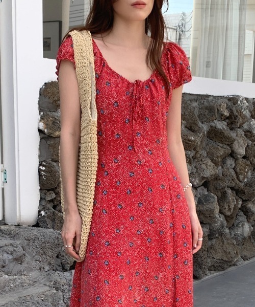 AMAJI(アマジ)の「フラワープリント スリット ワンピース(ワンピース・レディース・レッド/ライトピンク/ブラック・FREE)」の6枚目の写真