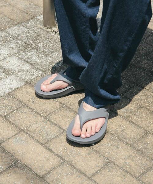 OOFOS(ウーフォス)の「OOFOS OORIGINAL(サンダル・メンズ・ブラック/グレー/ライトベージュ・27/26/28)」の2枚目の写真