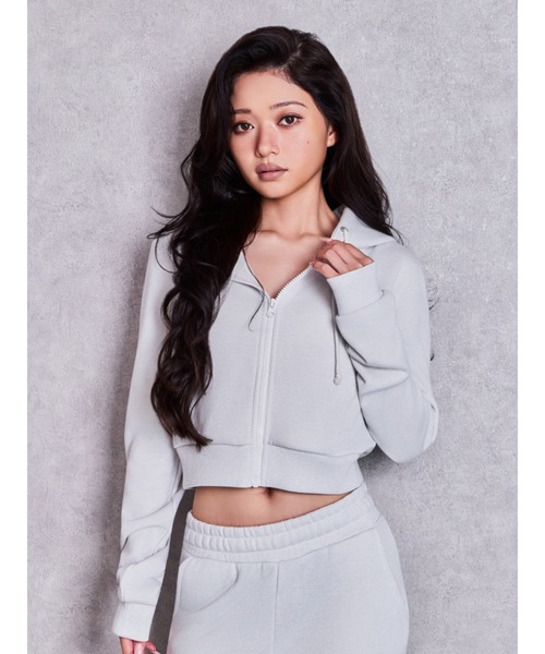 GYDA(ジェイダ)の「GYDA Shortラメパーカー【セットアップ着用可能】(パーカー・レディース・グレー/ブラック/オフホワイト・FREE)」の2枚目の写真