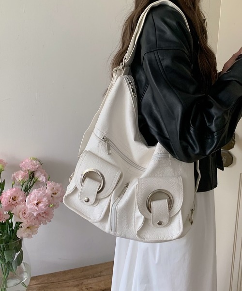 HAILY(ヘイリー)の「リングデザインダブルポケット変形3WAYショルダーバッグ/A4サイズ対応(ショルダーバッグ・レディース・ホワイト/ブラック・FREE)」の6枚目の写真