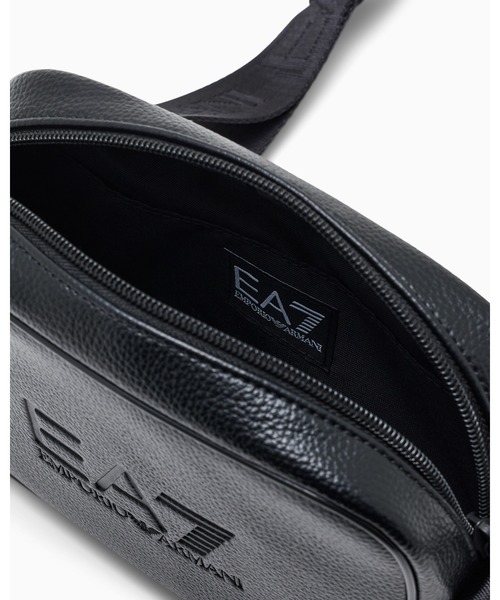 EMPORIO ARMANI EA7（エンポリオアルマーニイーエーセブン）の「<オンライン限定>【エンポリオ アルマーニ EA7】エンボスロゴ シボ加工 クロスボディバッグ（ショルダーバッグ・レディース・ブラック・FREE）」の4枚目の写真