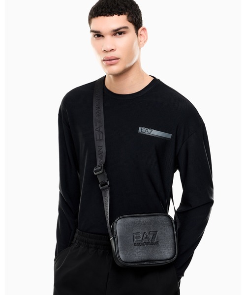 EMPORIO ARMANI エンボス加工 ショルダーバッグ ブラック オンライン限定>【エンポリオ アルマーニ EA7】エンボスロゴ シボ加工