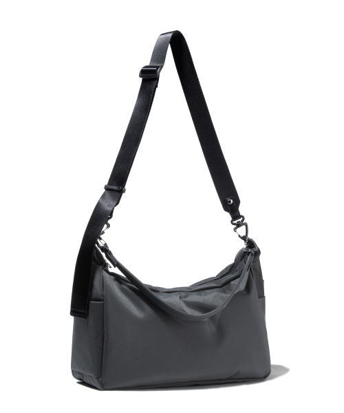 BUTDEEP(バッドディープ)の「042 OMNI FAVE BAG-CHARCOAL(メッセンジャーバッグ・レディース・その他・FREE)」の1枚目の写真