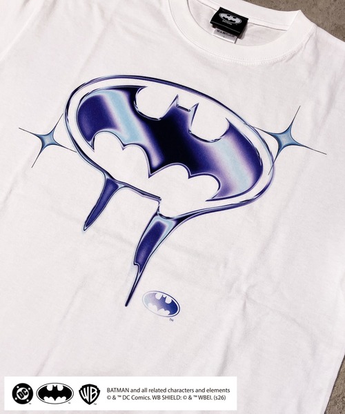 BY THE BAY（バイザベイ）の「【BATMAN/バットマン】 クロームバットマークグラフィックピグメントTシャツ グラフィックプリント ヴィンテージ加工 半袖 ユニセックス（Tシャツ/カットソー・メンズ・ホワイト/ブラック・MEDIUM/SMALL）」の3枚目の写真