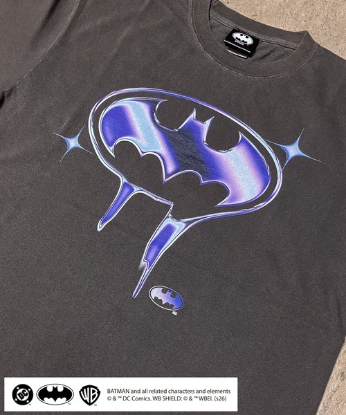 BY THE BAY（バイザベイ）の「【BATMAN/バットマン】 クロームバットマークグラフィックピグメントTシャツ グラフィックプリント ヴィンテージ加工 半袖 ユニセックス（Tシャツ/カットソー・メンズ・ホワイト/ブラック・MEDIUM/SMALL）」の4枚目の写真