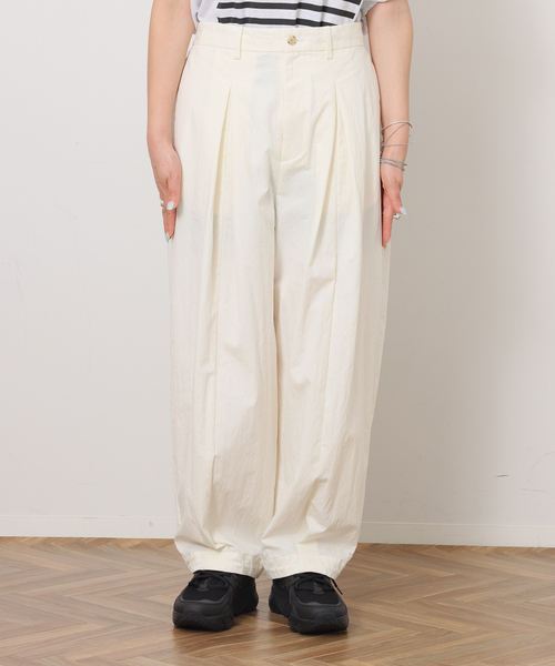 JOURNAL STANDARD LUXE(ジャーナルスタンダード ラックス)の「ウェザークロス タックシームパンツ(その他パンツ・レディース・ホワイト×ホワイト/ネイビー・FREE)」の12枚目の写真