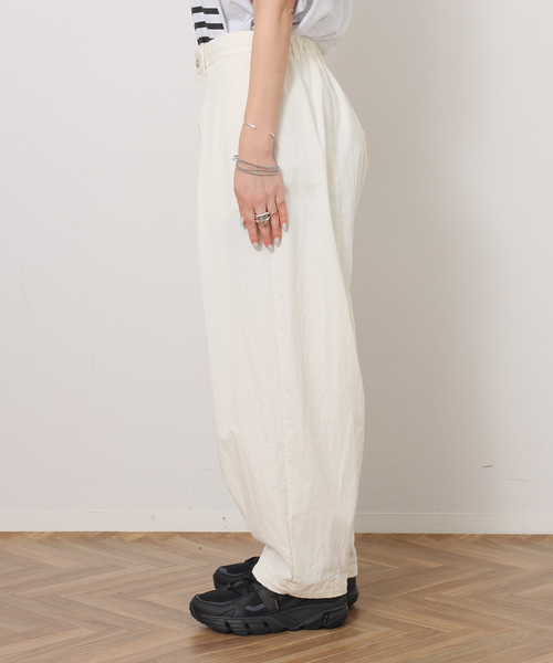 JOURNAL STANDARD LUXE(ジャーナルスタンダード ラックス)の「ウェザークロス タックシームパンツ(その他パンツ・レディース・ホワイト×ホワイト/ネイビー・FREE)」の13枚目の写真
