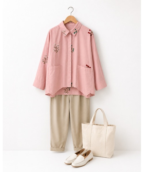 KONVINI（コンビニ）の「【KONVINI select】ボタニカル刺繍ワイドクロップドドルマンシャツ　ショートシャツ（シャツ/ブラウス・レディース・ピンク/グレー/ホワイト・FREE）」の4枚目の写真
