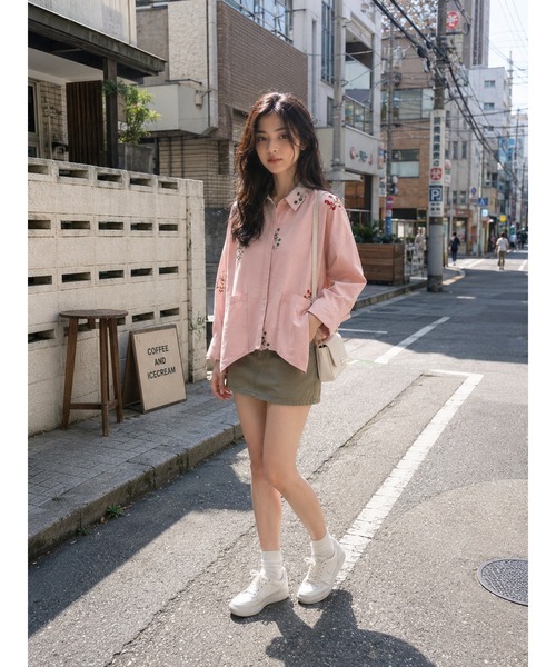 KONVINI（コンビニ）の「【KONVINI select】ボタニカル刺繍ワイドクロップドドルマンシャツ　ショートシャツ（シャツ/ブラウス・レディース・ピンク/グレー/ホワイト・FREE）」の8枚目の写真