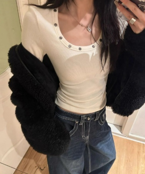 Ritzy(リッツィー)の「ネックスタッズ Uネック リブ長袖カットソー トップス(Tシャツ/カットソー・レディース・ホワイト/ブラック/グレー・M/L)」の2枚目の写真