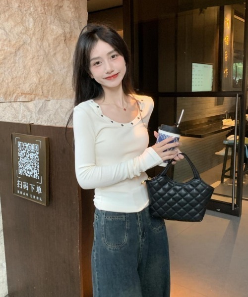 Ritzy(リッツィー)の「ネックスタッズ Uネック リブ長袖カットソー トップス(Tシャツ/カットソー・レディース・ホワイト/ブラック/グレー・M/L)」の13枚目の写真