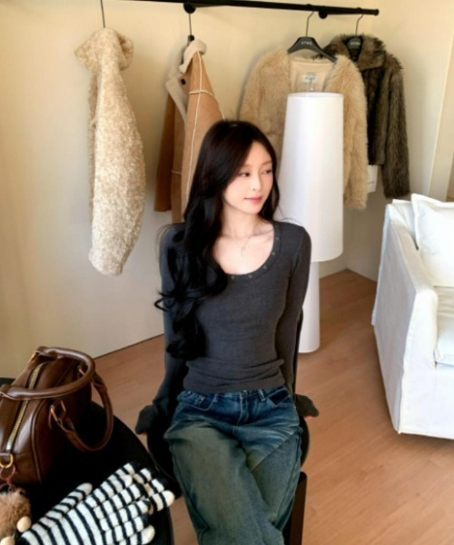 Ritzy(リッツィー)の「ネックスタッズ Uネック リブ長袖カットソー トップス(Tシャツ/カットソー・レディース・ホワイト/ブラック/グレー・M/L)」の4枚目の写真