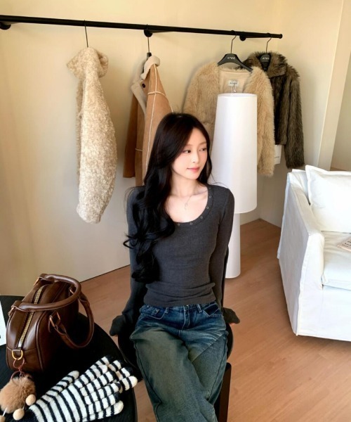 Ritzy(リッツィー)の「ネックスタッズ Uネック リブ長袖カットソー トップス(Tシャツ/カットソー・レディース・ホワイト/ブラック/グレー・M/L)」の5枚目の写真