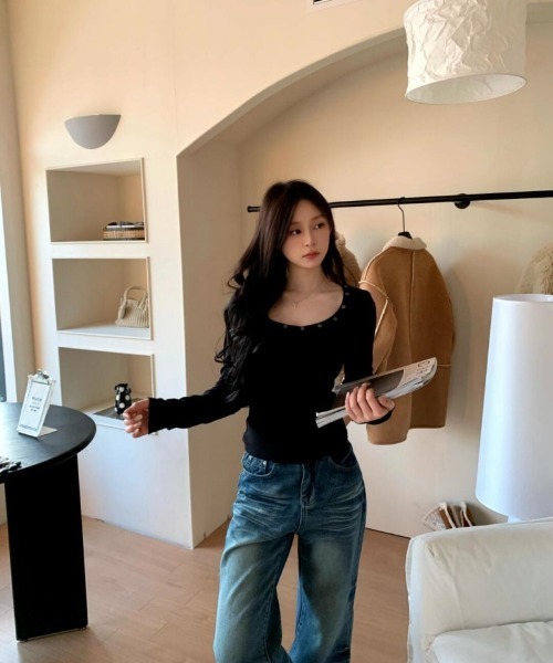 Ritzy(リッツィー)の「ネックスタッズ Uネック リブ長袖カットソー トップス(Tシャツ/カットソー・レディース・ホワイト/ブラック/グレー・M/L)」の6枚目の写真