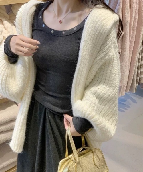 Ritzy(リッツィー)の「ネックスタッズ Uネック リブ長袖カットソー トップス(Tシャツ/カットソー・レディース・ホワイト/ブラック/グレー・M/L)」の8枚目の写真