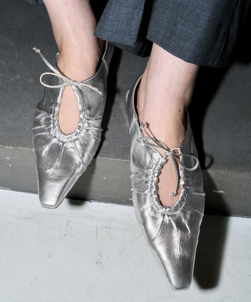 FLAT(フラット)の「《/WEB+一部店舗限定》GRISEレザーギャザーカットアウトフラット(その他シューズ・レディース・シルバー/ブラック・22cm/23.5cm/23cm/22.5cm/25cm/24.5cm/24cm)」の1枚目の写真