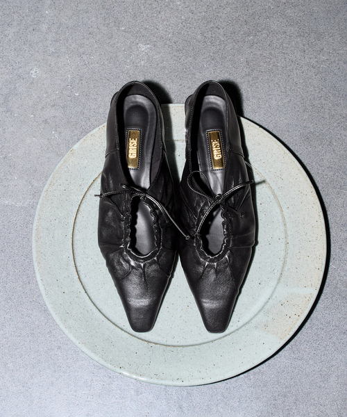 FLAT(フラット)の「《/WEB+一部店舗限定》GRISEレザーギャザーカットアウトフラット(その他シューズ・レディース・シルバー/ブラック・22cm/23.5cm/23cm/22.5cm/25cm/24.5cm/24cm)」の2枚目の写真