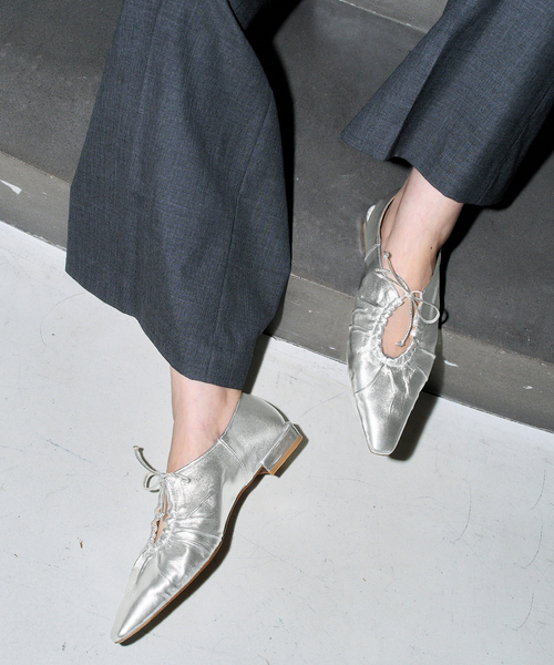 FLAT(フラット)の「《/WEB+一部店舗限定》GRISEレザーギャザーカットアウトフラット(その他シューズ・レディース・シルバー/ブラック・22cm/23.5cm/23cm/22.5cm/25cm/24.5cm/24cm)」の3枚目の写真
