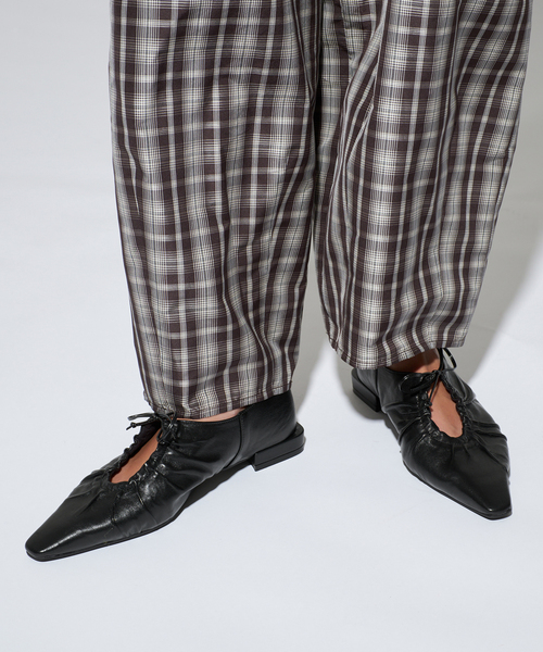FLAT(フラット)の「《/WEB+一部店舗限定》GRISEレザーギャザーカットアウトフラット(その他シューズ・レディース・シルバー/ブラック・22cm/23.5cm/23cm/22.5cm/25cm/24.5cm/24cm)」の7枚目の写真