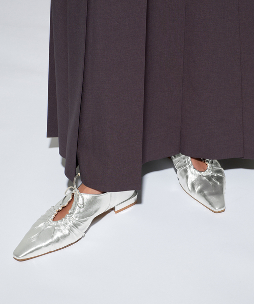 FLAT(フラット)の「《/WEB+一部店舗限定》GRISEレザーギャザーカットアウトフラット(その他シューズ・レディース・シルバー/ブラック・22cm/23.5cm/23cm/22.5cm/25cm/24.5cm/24cm)」の10枚目の写真