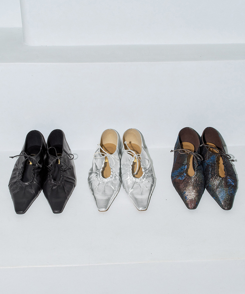 FLAT(フラット)の「《/WEB+一部店舗限定》GRISEレザーギャザーカットアウトフラット(その他シューズ・レディース・シルバー/ブラック・22cm/23.5cm/23cm/22.5cm/25cm/24.5cm/24cm)」の11枚目の写真