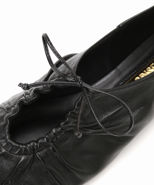 FLAT(フラット)の「《/WEB+一部店舗限定》GRISEレザーギャザーカットアウトフラット(その他シューズ・レディース・シルバー/ブラック・22cm/23.5cm/23cm/22.5cm/25cm/24.5cm/24cm)」の18枚目の写真