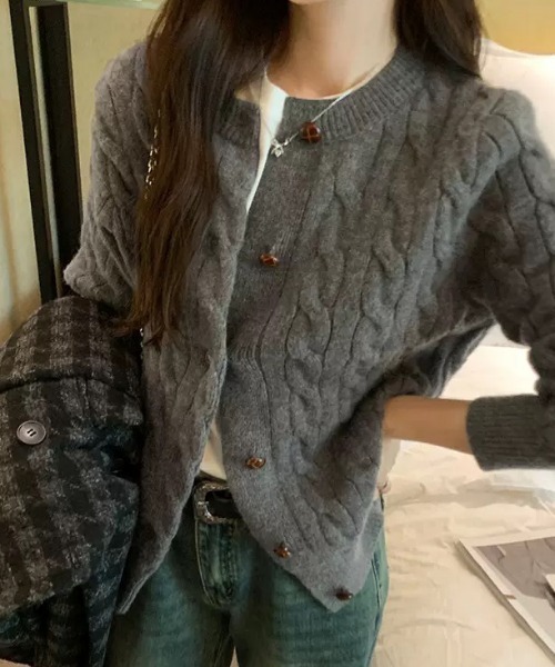 NANEA(ナネア)の「ケーブルニットカーディガン(カーディガン/ボレロ・レディース・イエロー/ブルー/ネイビー/ブラウン/カーキ/グレー・フリー)」の1枚目の写真