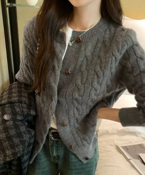 NANEA(ナネア)の「ケーブルニットカーディガン(カーディガン/ボレロ・レディース・イエロー/ブルー/ネイビー/ブラウン/カーキ/グレー・フリー)」の8枚目の写真