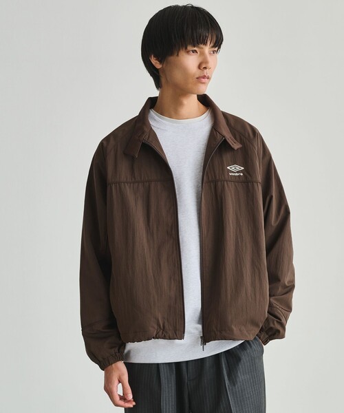 UMBRO(アンブロ)の「【別注】<UMBRO>トラック ジャケット ブルゾン(ブルゾン・メンズ・ブラック/ダークブラウン・L/M)」の1枚目の写真