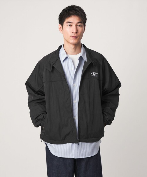 UMBRO(アンブロ)の「【別注】<UMBRO>トラック ジャケット ブルゾン(ブルゾン・メンズ・ブラック/ダークブラウン・L/M)」の2枚目の写真