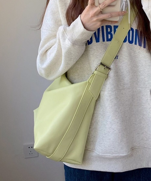 Forcement(フォースメント)の「A4も収納できる、やわらかフォルムのワンショルダーバッグ(ショルダーバッグ・レディース・ブラック/ホワイト/グリーン・FREE)」の10枚目の写真