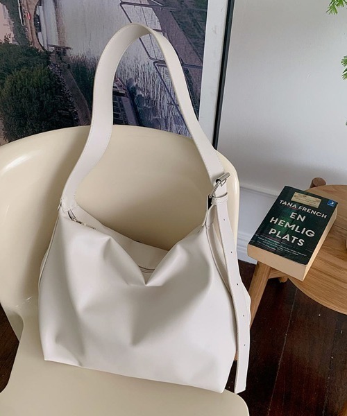 Forcement(フォースメント)の「A4も収納できる、やわらかフォルムのワンショルダーバッグ(ショルダーバッグ・レディース・ブラック/ホワイト/グリーン・FREE)」の14枚目の写真
