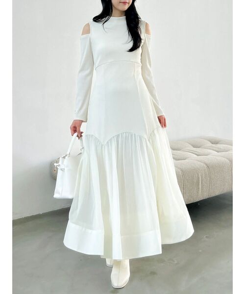 dazzlin(ダズリン)の「スリットショルダーヘムフレアワンピース(ワンピース・レディース・アイボリー/ブラック・SMALL/MEDIUM)」の5枚目の写真