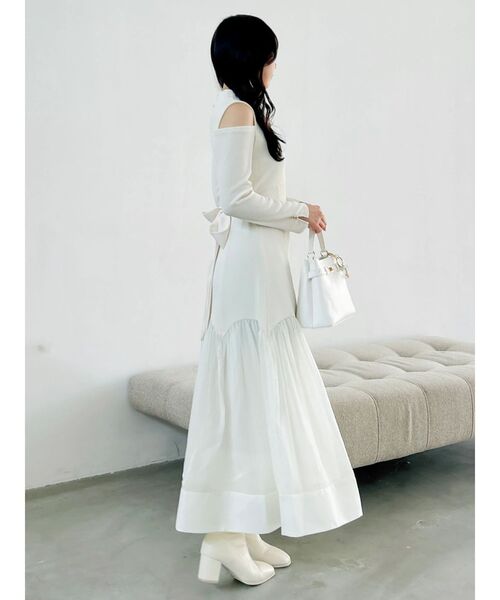 dazzlin(ダズリン)の「スリットショルダーヘムフレアワンピース(ワンピース・レディース・アイボリー/ブラック・SMALL/MEDIUM)」の6枚目の写真