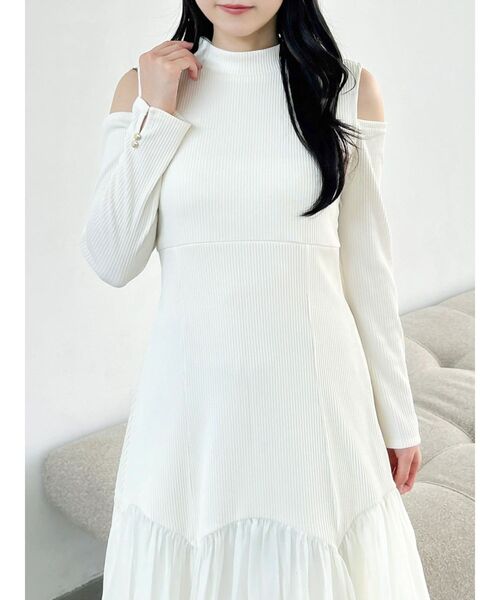 dazzlin(ダズリン)の「スリットショルダーヘムフレアワンピース(ワンピース・レディース・アイボリー/ブラック・SMALL/MEDIUM)」の8枚目の写真