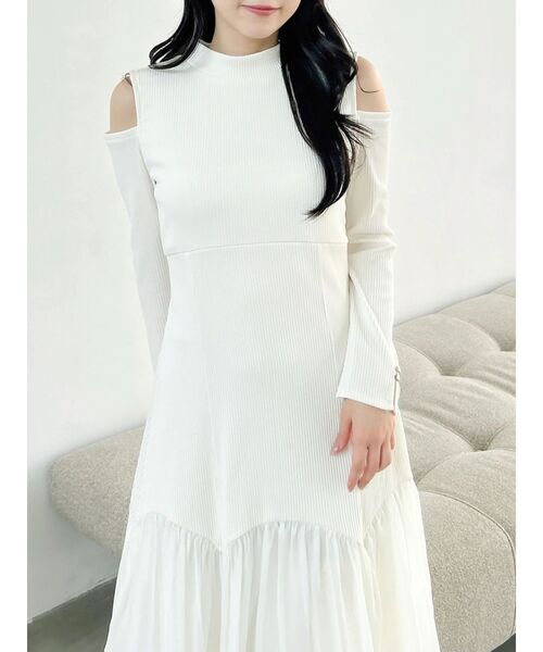 dazzlin(ダズリン)の「スリットショルダーヘムフレアワンピース(ワンピース・レディース・アイボリー/ブラック・SMALL/MEDIUM)」の9枚目の写真