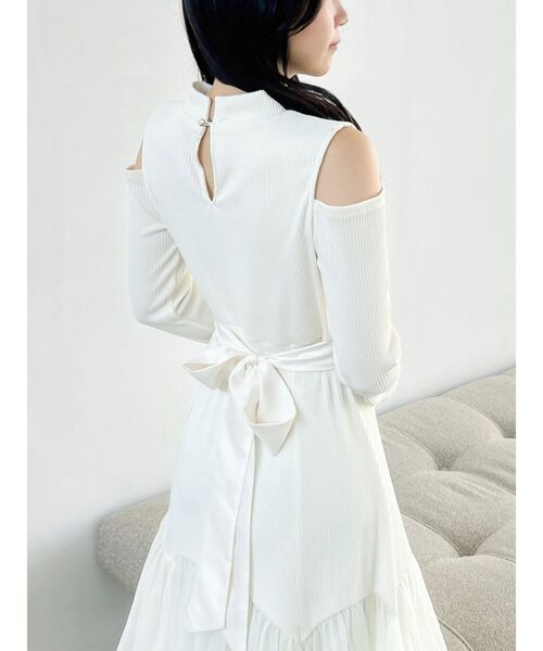 dazzlin(ダズリン)の「スリットショルダーヘムフレアワンピース(ワンピース・レディース・アイボリー/ブラック・SMALL/MEDIUM)」の10枚目の写真