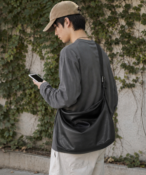 ARTISTWEAR(アーティストウェア)の「レザー SLOUCHY クロスバッグ(メッセンジャーバッグ・メンズ・その他・FREE)」の3枚目の写真