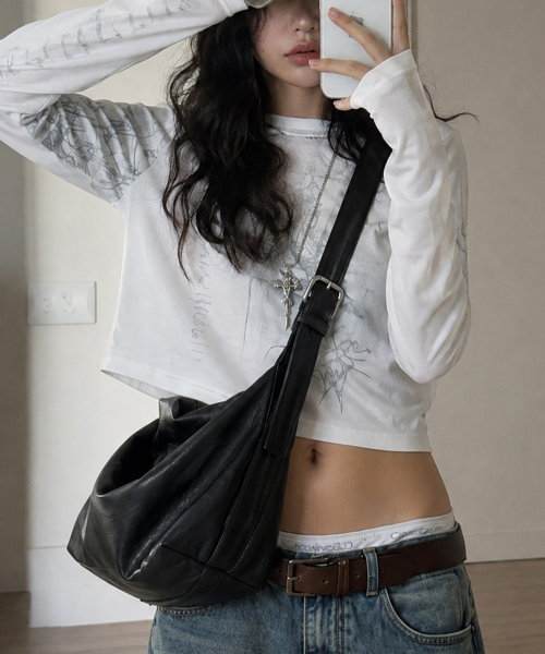 ARTISTWEAR(アーティストウェア)の「レザー SLOUCHY クロスバッグ(メッセンジャーバッグ・メンズ・その他・FREE)」の4枚目の写真