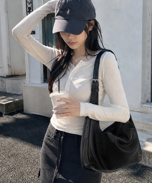 ARTISTWEAR(アーティストウェア)の「レザー SLOUCHY クロスバッグ(メッセンジャーバッグ・メンズ・その他・FREE)」の6枚目の写真