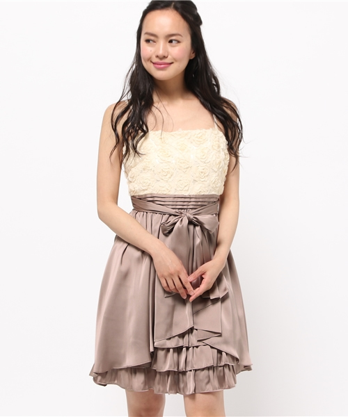 TRUDEA（トルディア）の「《Special price》胸元バラモチーフ　スピンドルドレスドレス（ドレス・レディース・モカ/ベージュ/ブルー・LARGE/MEDIUM）」の2枚目の写真