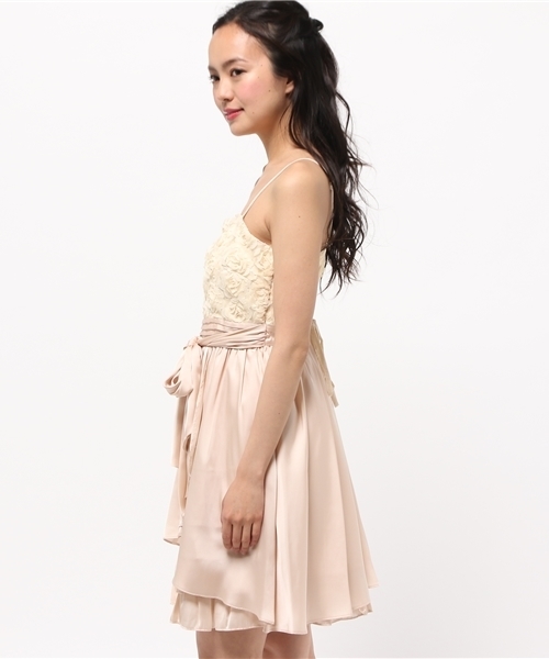 TRUDEA（トルディア）の「《Special price》胸元バラモチーフ　スピンドルドレスドレス（ドレス・レディース・モカ/ベージュ/ブルー・LARGE/MEDIUM）」の5枚目の写真